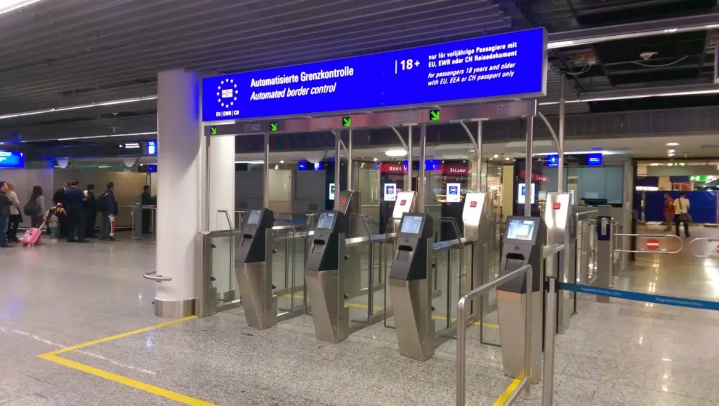 Transit Singkat Di Eropa Kini Lebih Berisiko, Antrean Imigrasi Bisa Memanjang Karena Aturan Baru