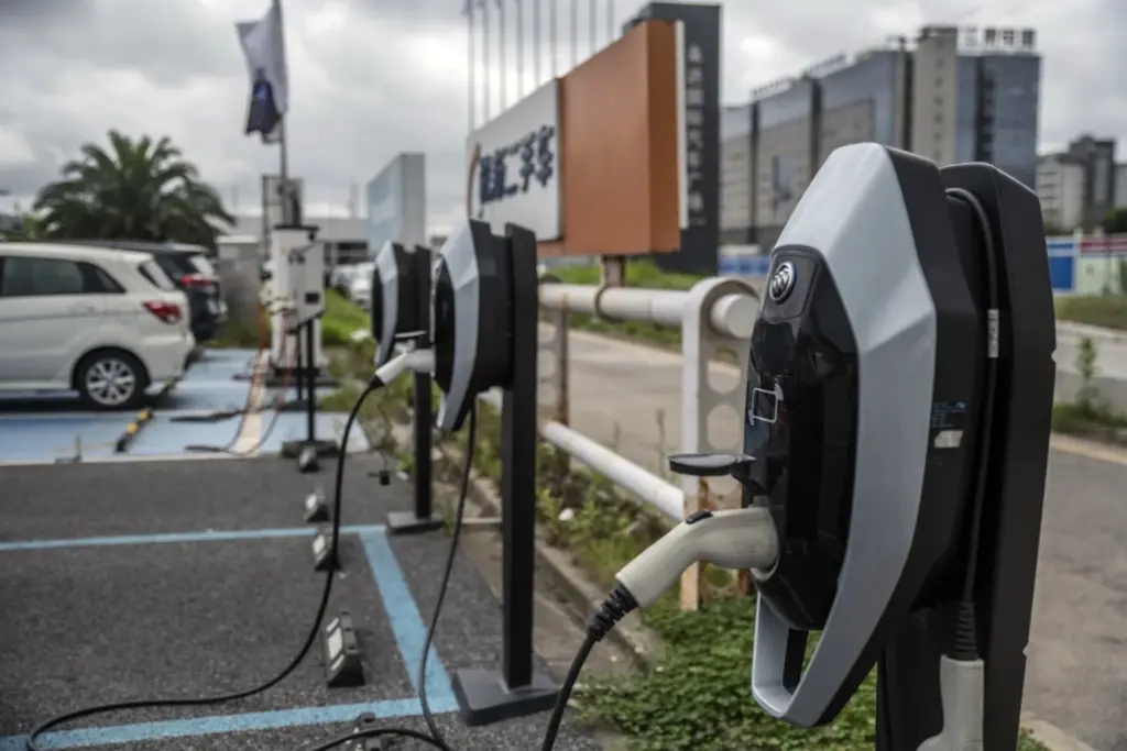 Mobil Konvensional Kian Tertinggal Di China, NEV Kuasai 60,6% Penjualan Ritel