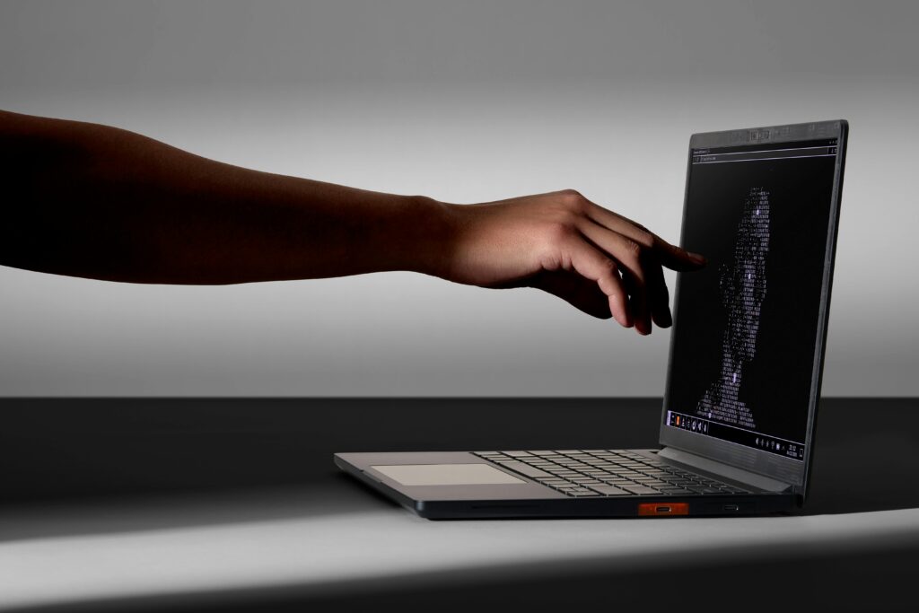 Framework Laptop 13 Pro Hadir Dengan Baterai Lepas Pasang 74Wh, Tahan 20 Jam Streaming 4K