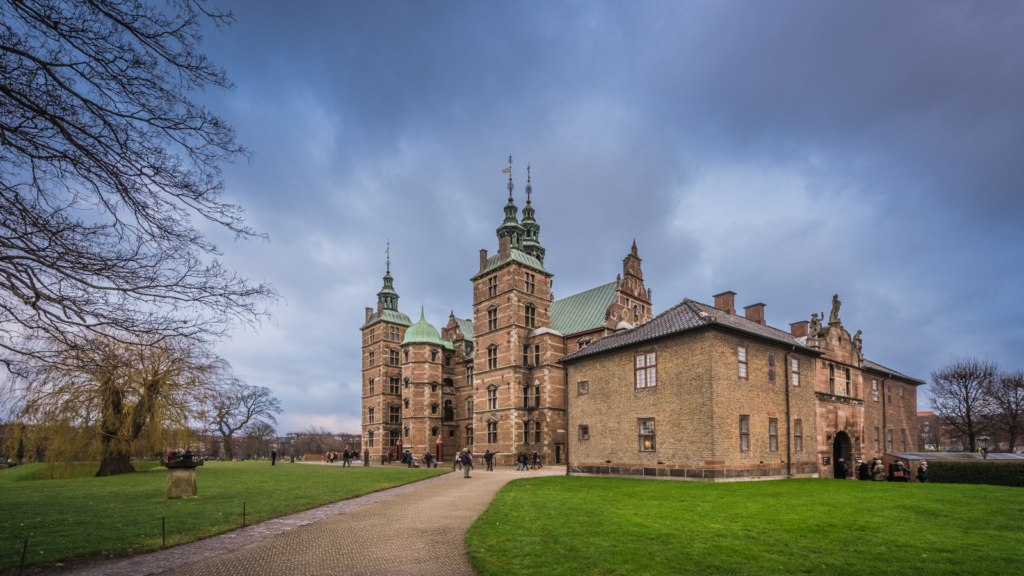 Amalienborg Terdiri Dari Empat Kediaman Kerajaan, Simbol Monarki Denmark Di Alun-Alun Segi Delapan Kopenhagen