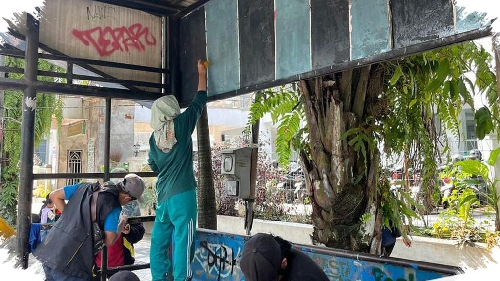 Warga Mengecat Ulang Halte Trans Jatim di Jalan Veteran, Sindir Minimnya Perawatan Fasilitas Publik