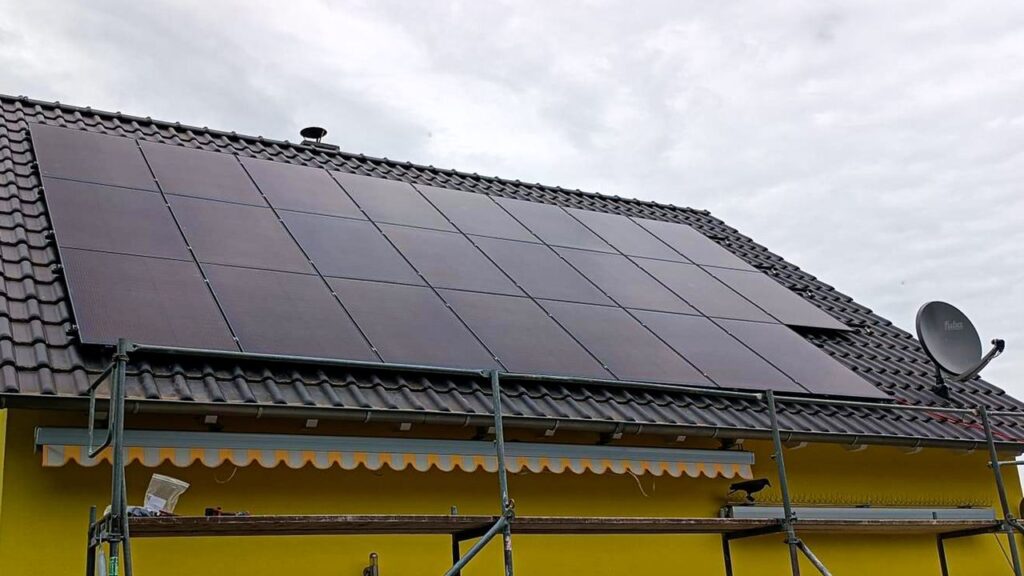 Kayu Balsa Diubah Jadi Penyimpan Energi Surya, Tetap Menghasilkan Listrik Saat Cahaya Hilang