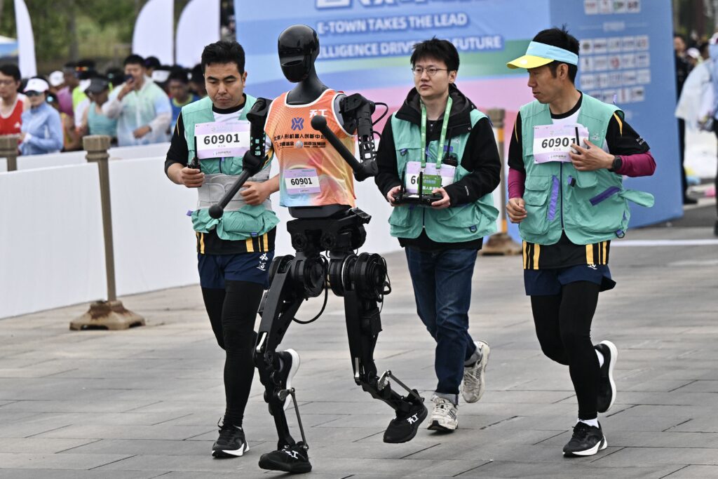 Robot Humanoid Honor Pecahkan Rekor Half Marathon, Tuntas 50 Menit 26 Detik di Beijing