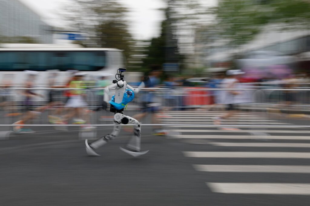 Di Beijing, Robot Honor Menuntaskan Half-Marathon Lebih Cepat Dari Rekor Manusia