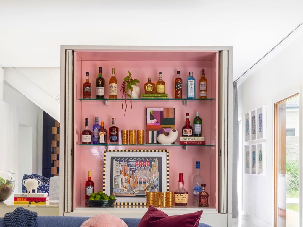 Lima Hiasan Dinding Ini, Bikin Mini Bar Dapur Lebih Hangat dan Punya Karakter