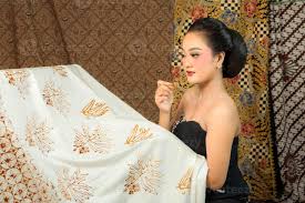 Rahasia Batik Sutra Tetap Awet, Dari Detergen Lembut Sampai Jemuran di Tempat Teduh