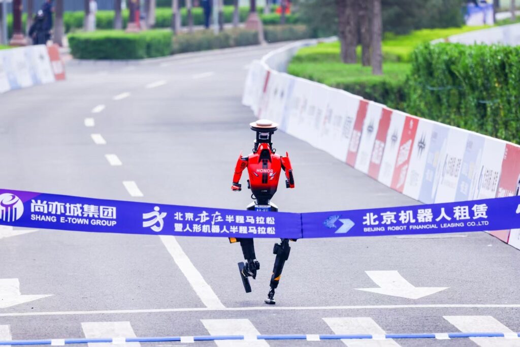 Robot Honor Tembus Paruh Maraton Beijing Dalam 50 Menit 26 Detik, Melampaui Pelari Tercepat Manusia