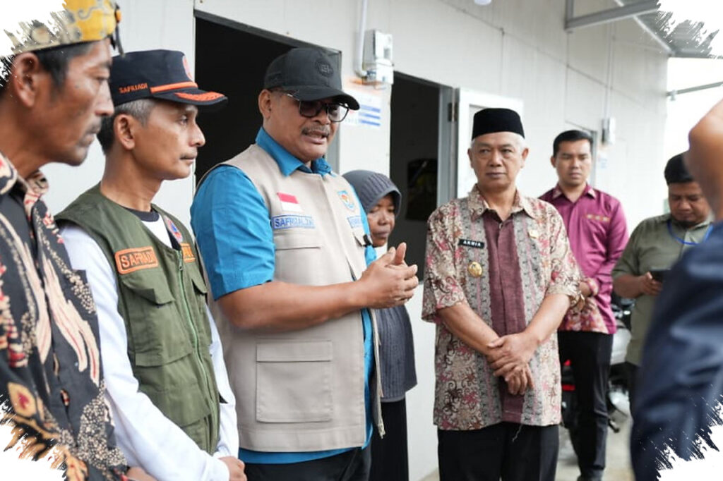 Safrizal Menyapa Penyintas Jamur Ujung Di Tengah Hujan, Kedekatan Langsung Bikin Warga Tersentuh