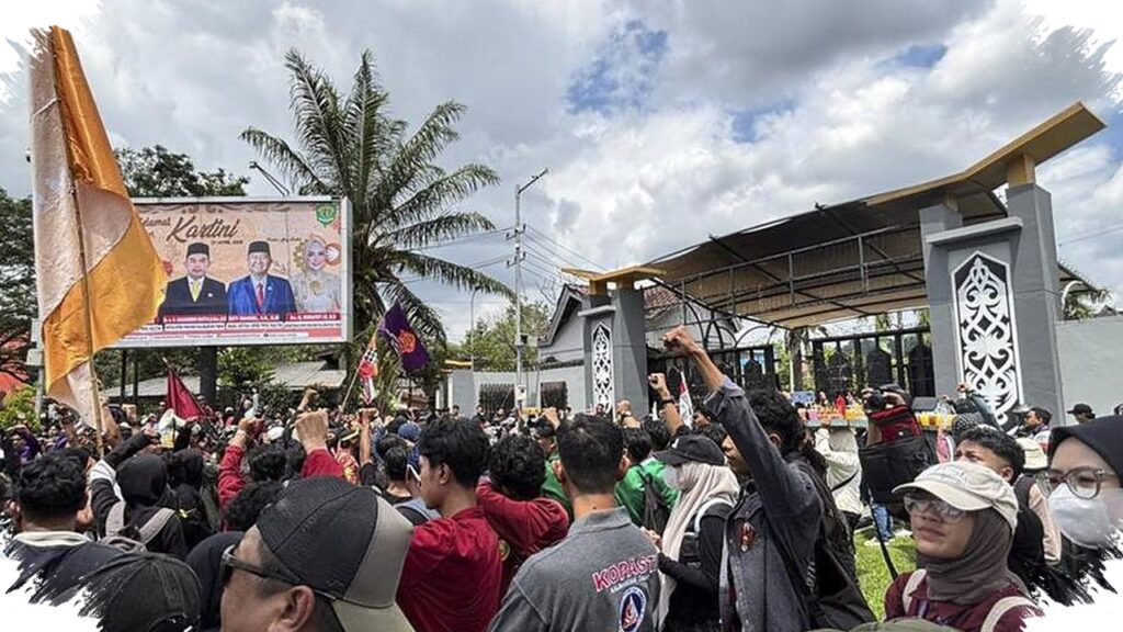 Tiga Tuntutan Diangkat Di DPRD Kaltim, Pagar Gedung Dilumuri Oli Saat Aksi 21 April