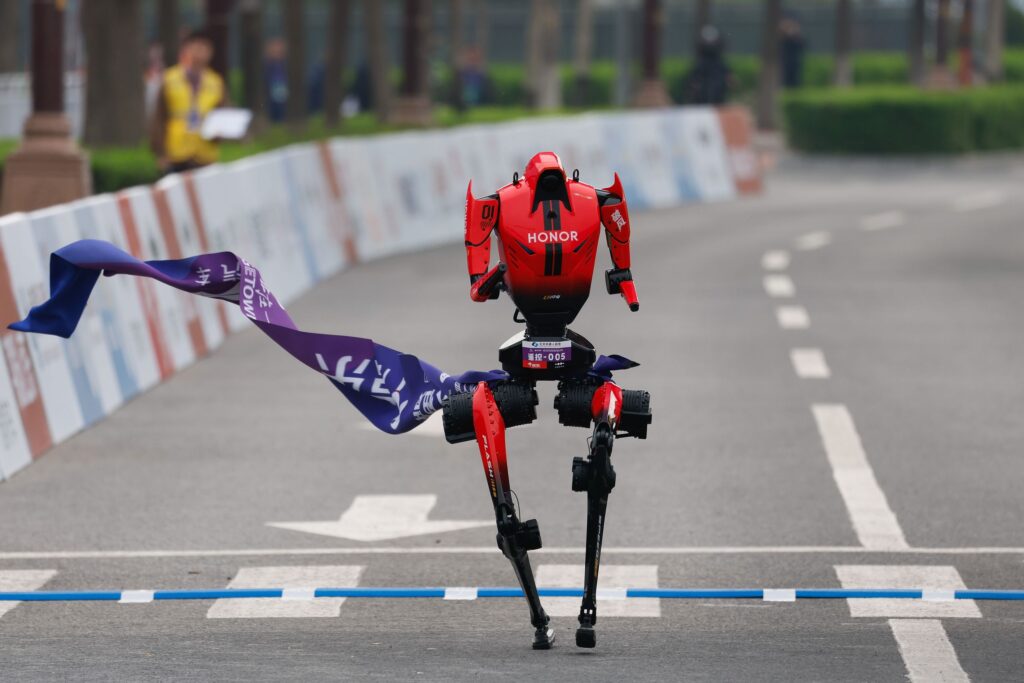 Lebih Dari 300 Robot Humanoid Menantang Lintasan 21 Km Di Beijing, Otonomi Mereka Maju Pesat