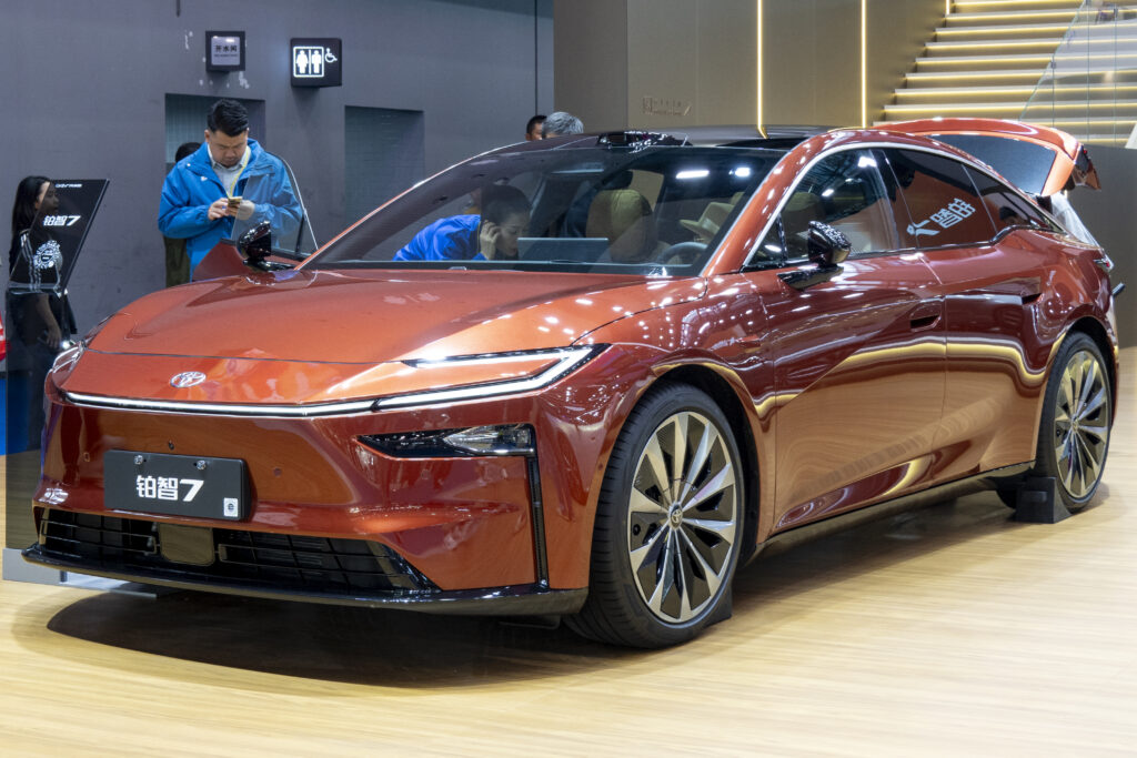 Toyota bZ7 Diserbu 3.100 Pesanan Sejam, Sedan Listrik Besar Ini Lebih Murah Dari Model 3 di China