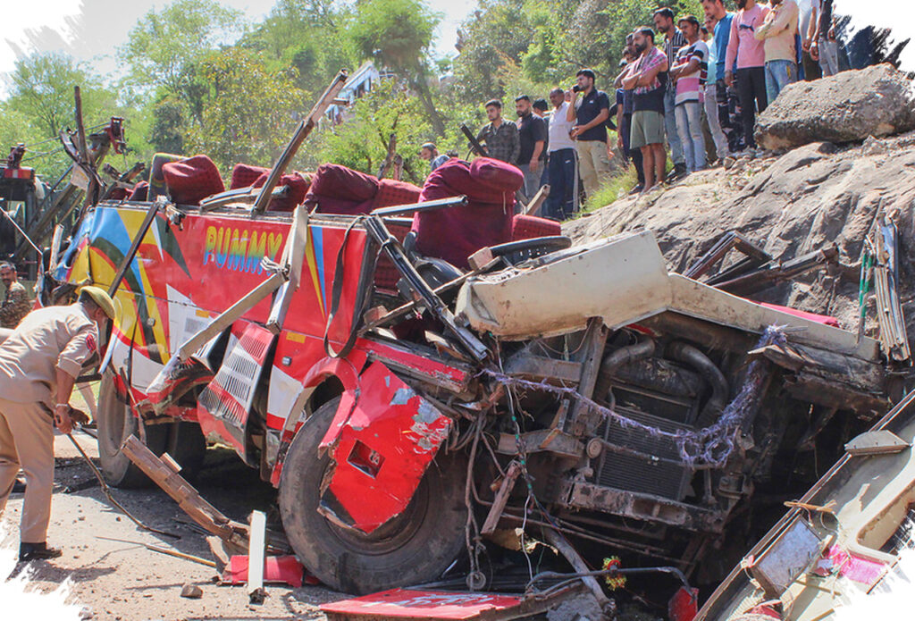 21 Orang Tewas Saat Bus Sesak Penumpang Masuk Jurang di Kashmir, Puluhan Luka-Luka