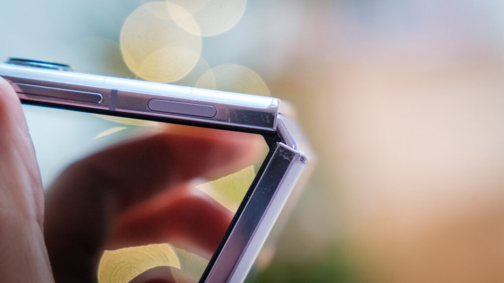 Engsel Tak Cepat Longgar dan Layar Tetap Aman, 5 Kebiasaan Penting Saat Pakai Smartphone Flip