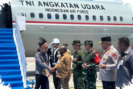 Mahkota Kasuari Warnai Kunjungan Gibran Ke Nabire, Pemerintah Tegaskan Fokus Pembangunan Papua
