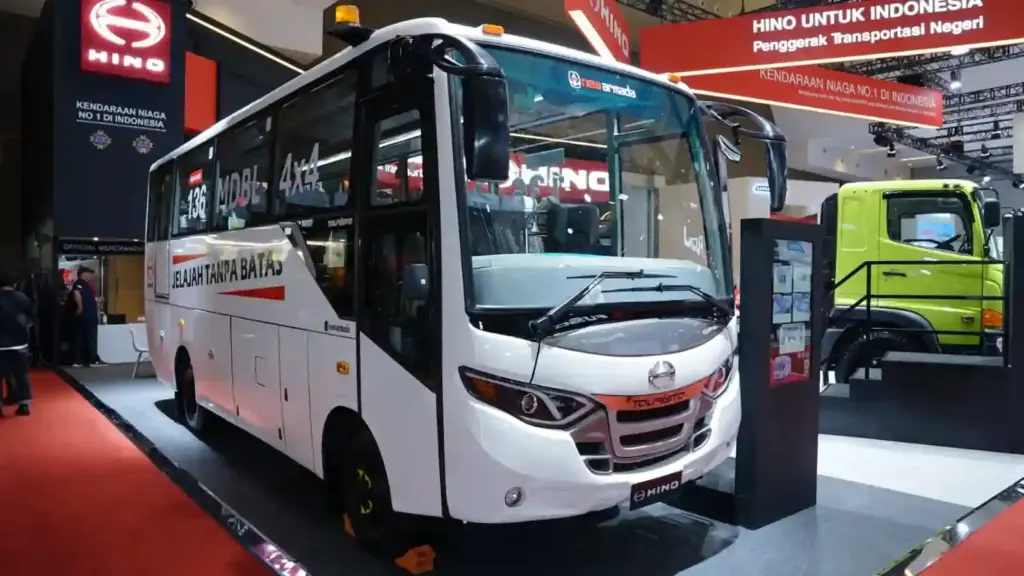 Bus 4×4 Hino 136 MDBL Resmi Diperkenalkan, Siap Angkut Pekerja di Medan Berat 24 Jam