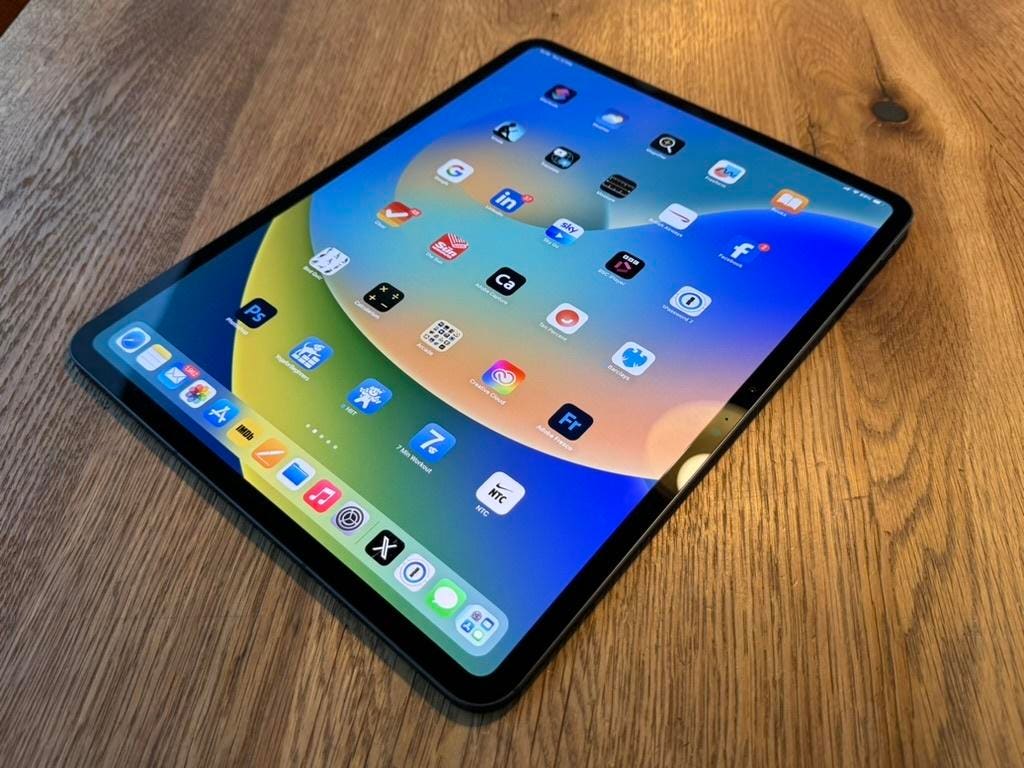 Chip M4 dan Layar Presisi iPad Pro M4, Tablet Tipis yang Serius untuk Kerja Desain Berat