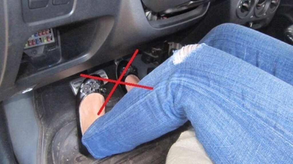 Pengereman Mendadak Mobil Matik, Kebiasaan Dua Kaki Bisa Picu Tabrakan Beruntun