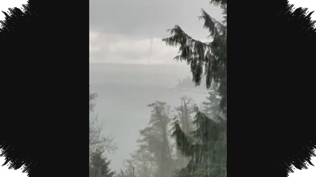 Kolom Air Berputar Terekam di Puget Sound, Petir Mengiringi Langit Bainbridge Island