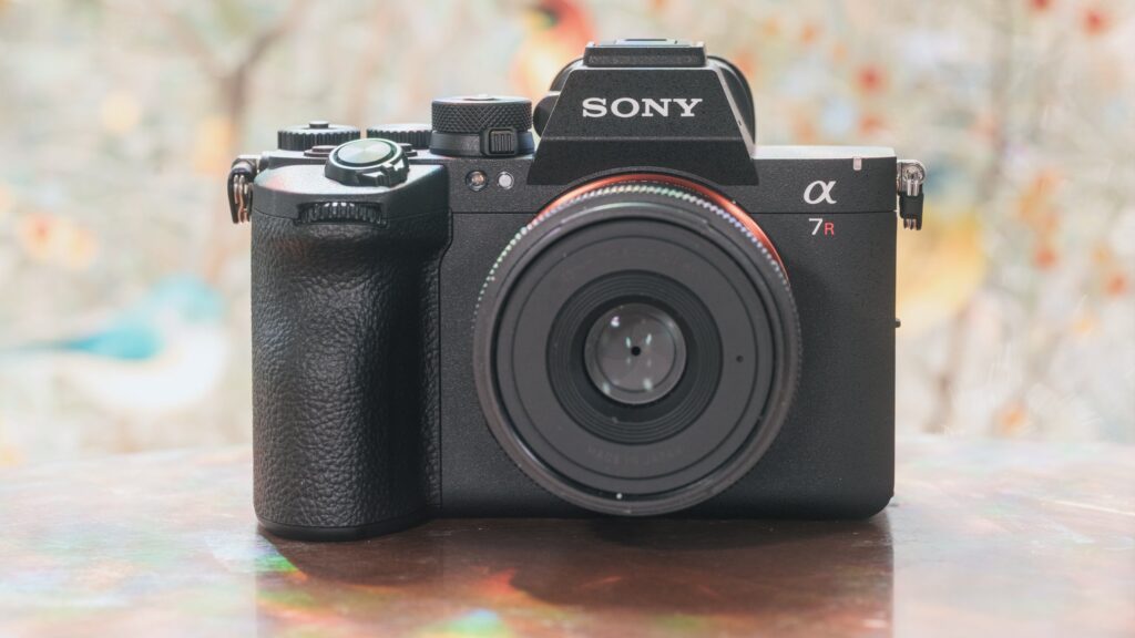 Sony A7R VI Naik Kelas Ke Flagship, Bocoran 67MP Dan 4K120 Menggoda Kreator