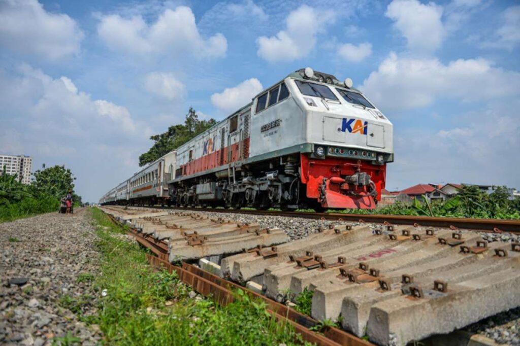 Kereta Api Indonesia, Dari Trem Kota Hingga Whoosh Yang Mengubah Mobilitas Modern