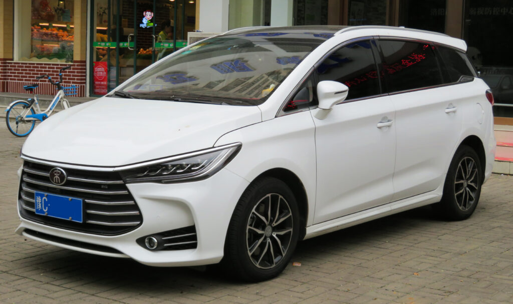Jarak Tempuh Hingga 1.000 Kilometer, BYD M6 PHEV Mulai Mengintai Pasar Indonesia