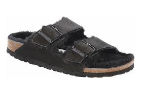 Floral dan Warna Lembut Menghidupkan Lagi Dua Sandal Ikonik Birkenstock