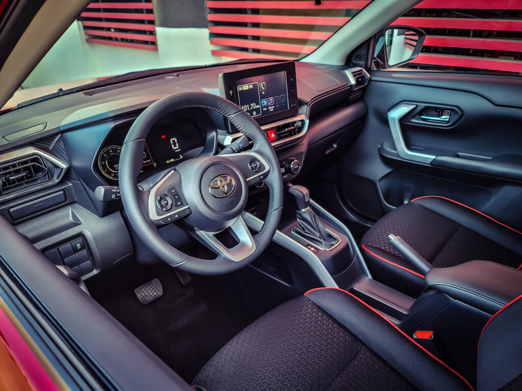 Kabin Toyota Raize 2026 Makin Rapi Dan Nyaman, Fitur Modernnya Terasa Lengkap
