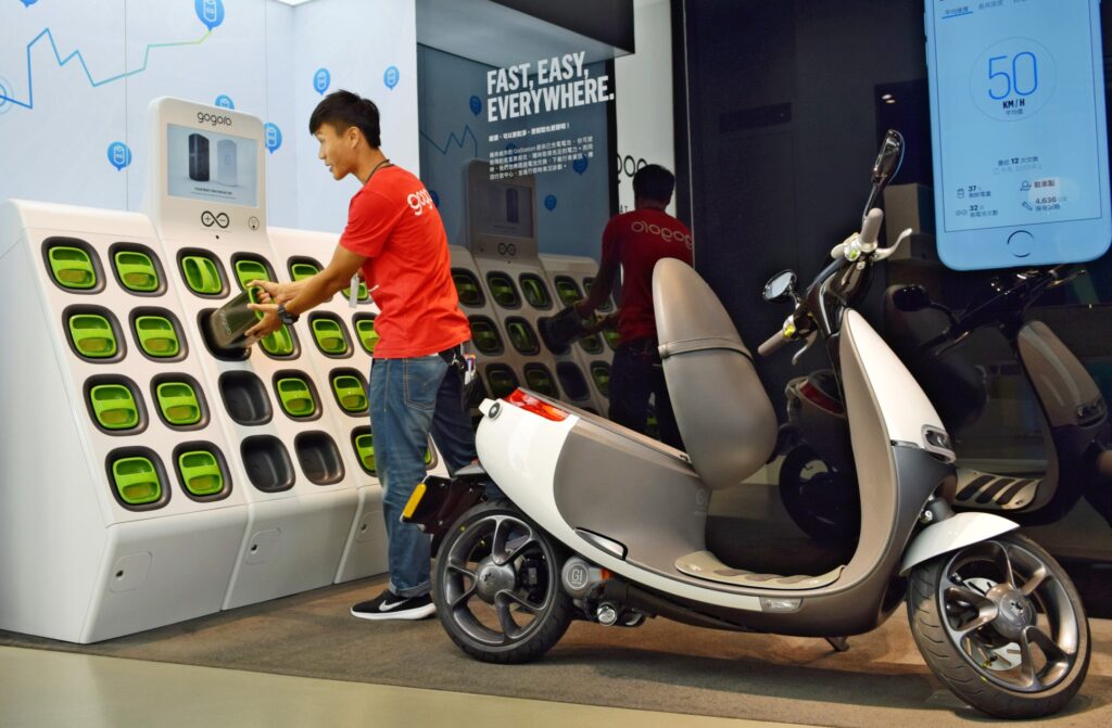 Tinggal Tukar Baterai, Motor Listrik 2026 Makin Praktis Untuk Komuter Kota