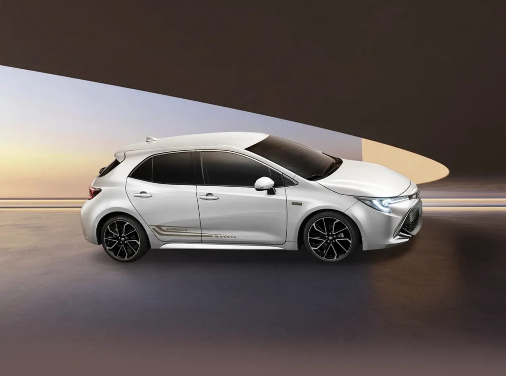 Corolla 60 Tahun Tampil Lebih Premium, Toyota Andalkan Aksen Bronze Gold di Tiga Modelnya
