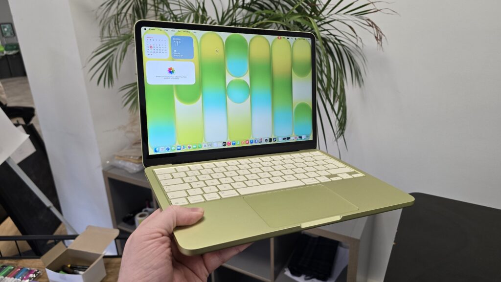 Laptop Windows Ini Unggul Soal RAM Dan Baterai, Microsoft Sindir MacBook Neo