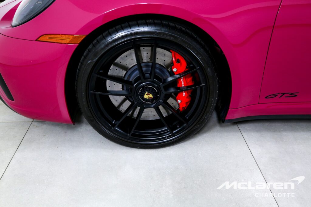 Warna Rubystone dan Sentuhan Kustom Afzal Kahn Menghidupkan Lagi Aura 90-an Porsche 911 Targa 4 GTS