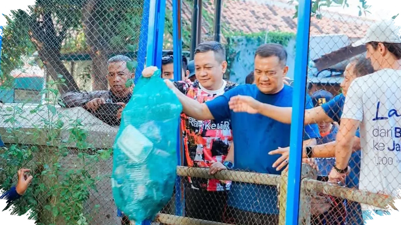 Aksi Lari Sambil Angkat Sampah Plastik Di Pekalongan, Gubernur Jateng Dan Wali Kota Ikut Turun Ke Sungai