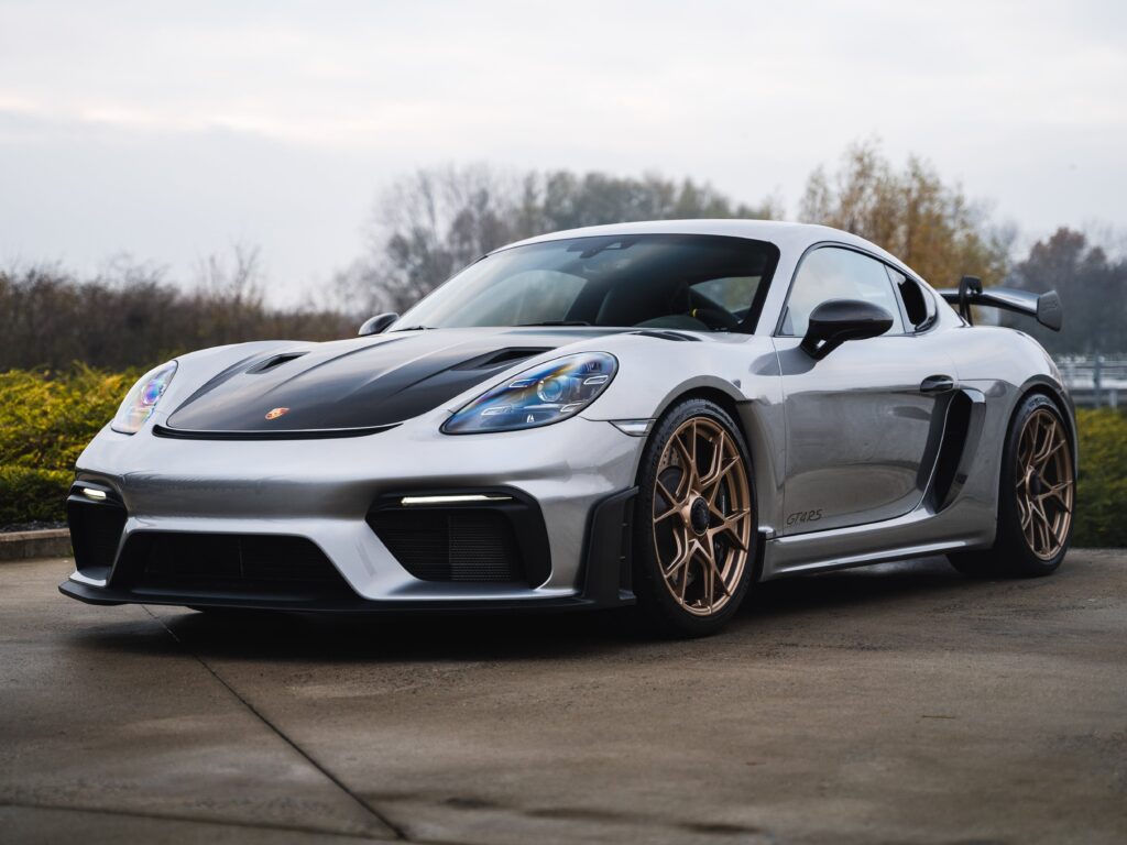 Mileage Cuma 29 Mil, Porsche GT4 RS Weissach Ini Masih Nyaris Seperti Baru dan Diburu Kolektor