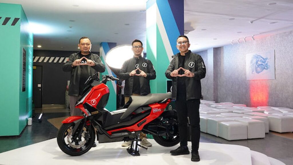 Pengisian Cepat Jadi Andalan Alva Cervo X, Motor Listrik Ini Tetap Tampil Bertenaga