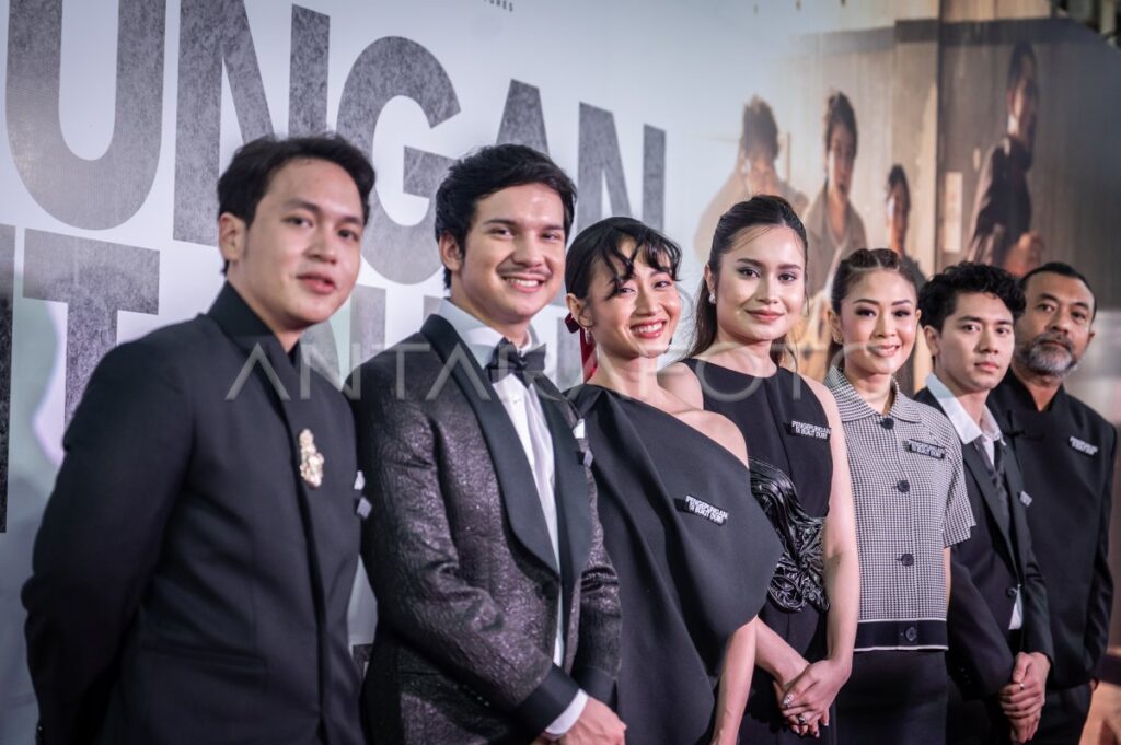 Paduan Simpel Endy Arfian, Kemeja Hingga Cargo Pants Tetap Terlihat Rapi dan Keren