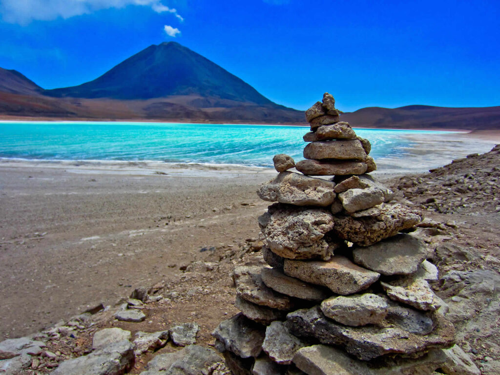 Laguna Verde Di Bolivia, Danau Hijau Beracun Yang Justru Menjauhkan Flamingo