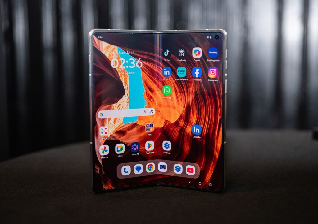 IP48 Di Motorola Razr 2026 Punya Batas, Air Tawar Aman Tapi Kolam Tetap Berisiko