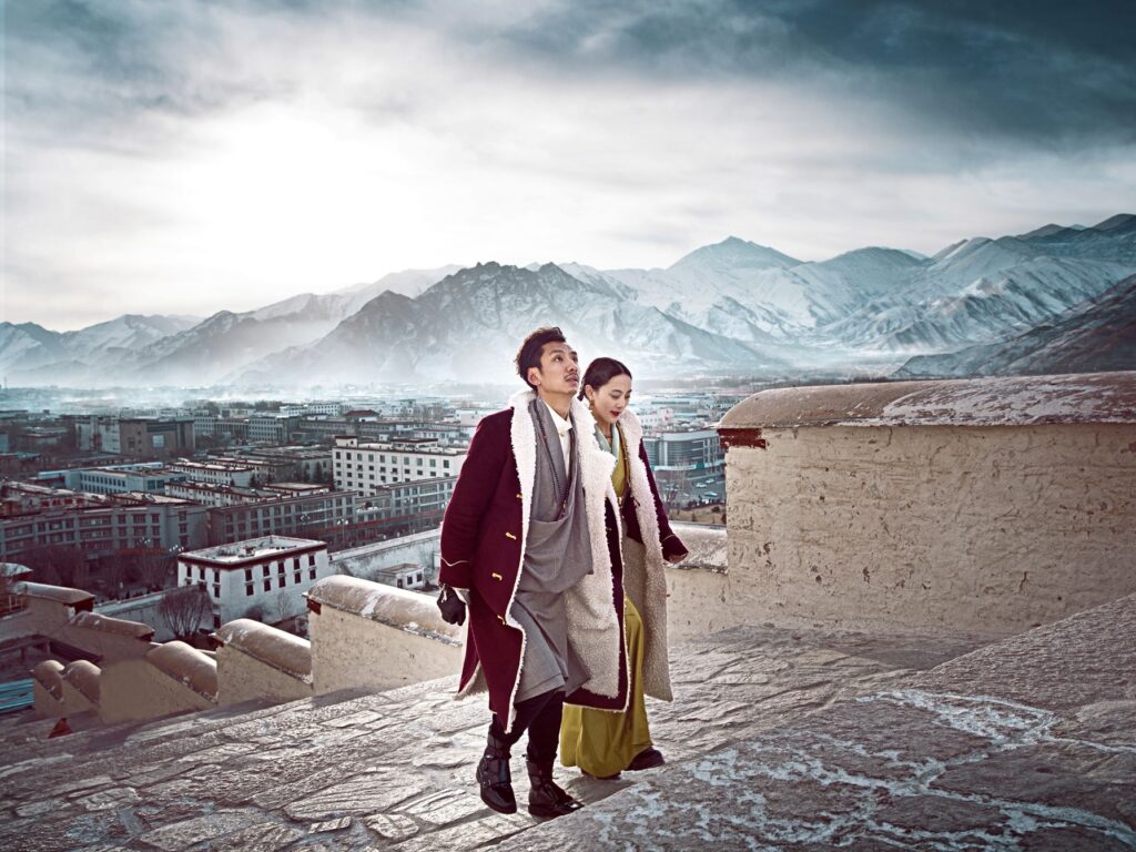 Busana Tradisional Dipadu Gaya Modern, Prewedding Jennifer Coppen Dan Justin Hubner Tampak Mewah
