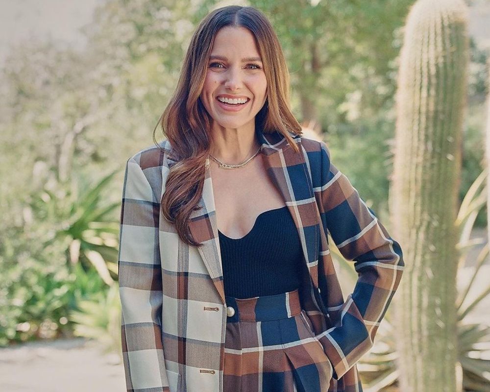 Kulit Glowing Alami Sophia Bush Ternyata Dijaga Dengan 5 Kebiasaan Sederhana, Bukan Skincare Rumit