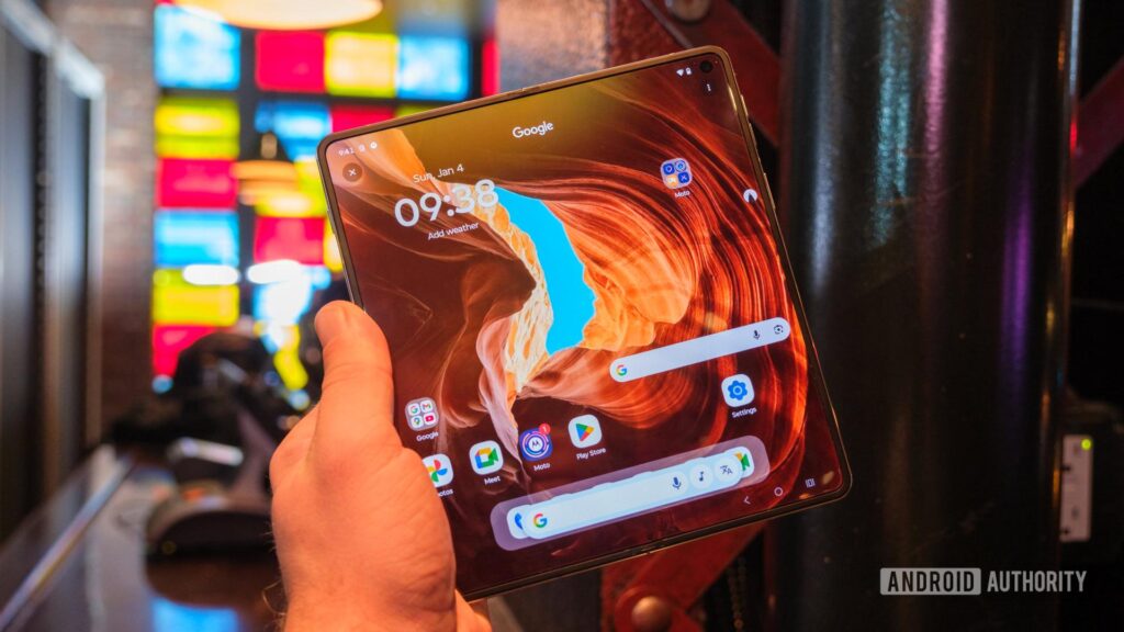Motorola Razr Fold Lebih Tipis Dan Kencang, Tetapi Pixel 10 Pro Fold Masih Punya Keunggulan Kunci