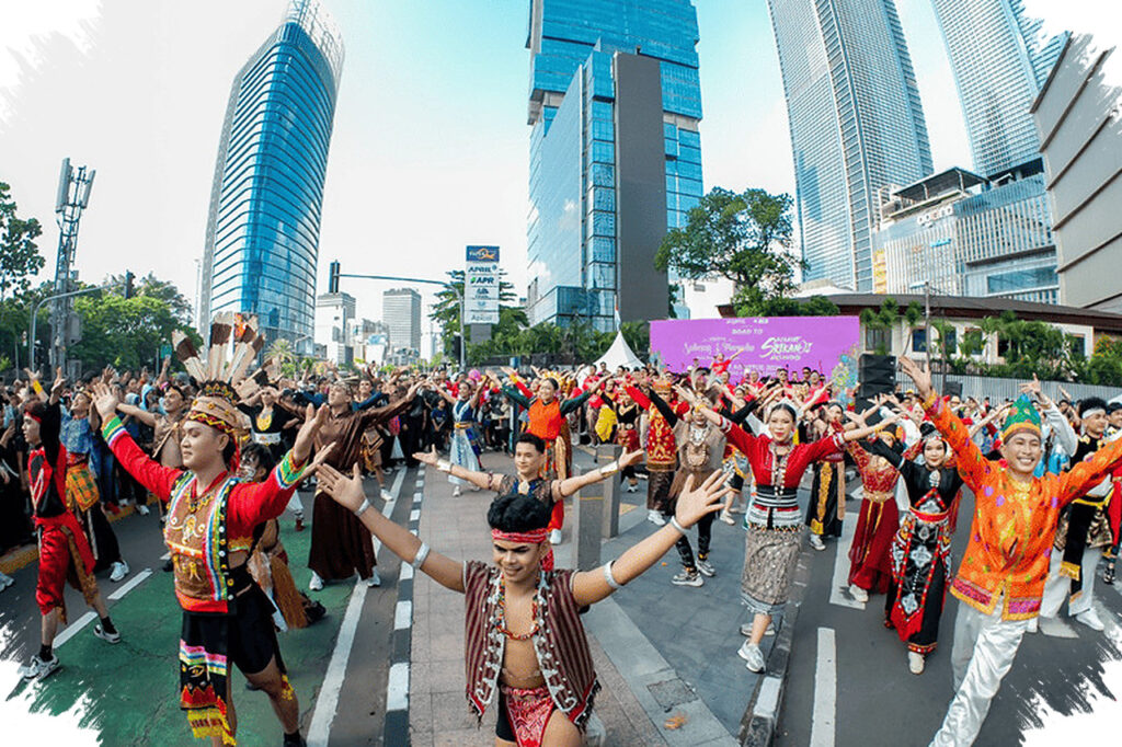 Ribuan Pengunjung CFD Disambut Parade Budaya 200 Penari di Bundaran HI