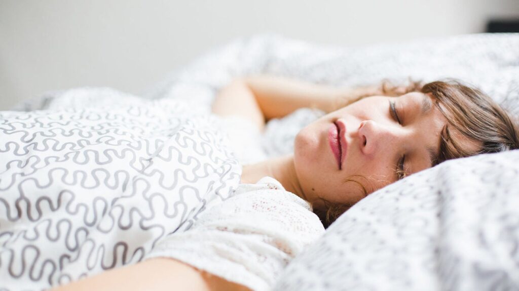Tidur Lebih Cepat, Tiga Kebiasaan Malam Ini Bisa Membantu Menekan Berat Badan