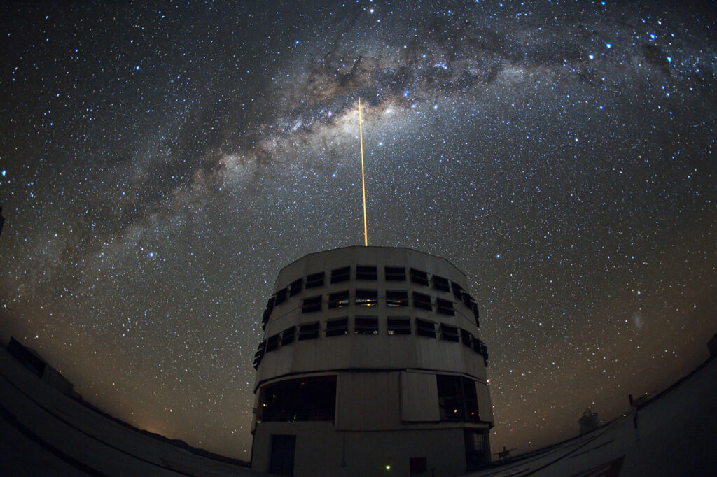 Empat Laser ESO Di Atacama Bantu Teleskop Melawan Blur Atmosfer Saat Mengintai Nebula Tarantula