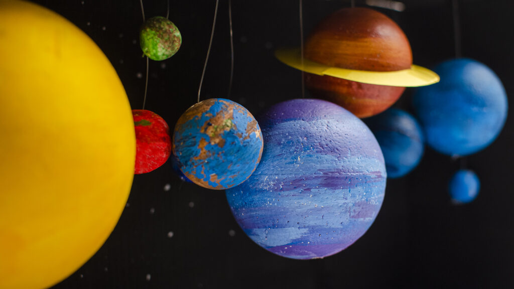 Meridian Orrery Bisa Bergerak Sendiri Tanpa Internet, Model Tata Surya Meja yang Bisa Dirakit Sendiri