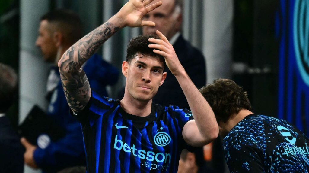 Bastoni Masih Dipertahankan Inter, Barcelona Terbentur Harga Tinggi 70 Juta Euro