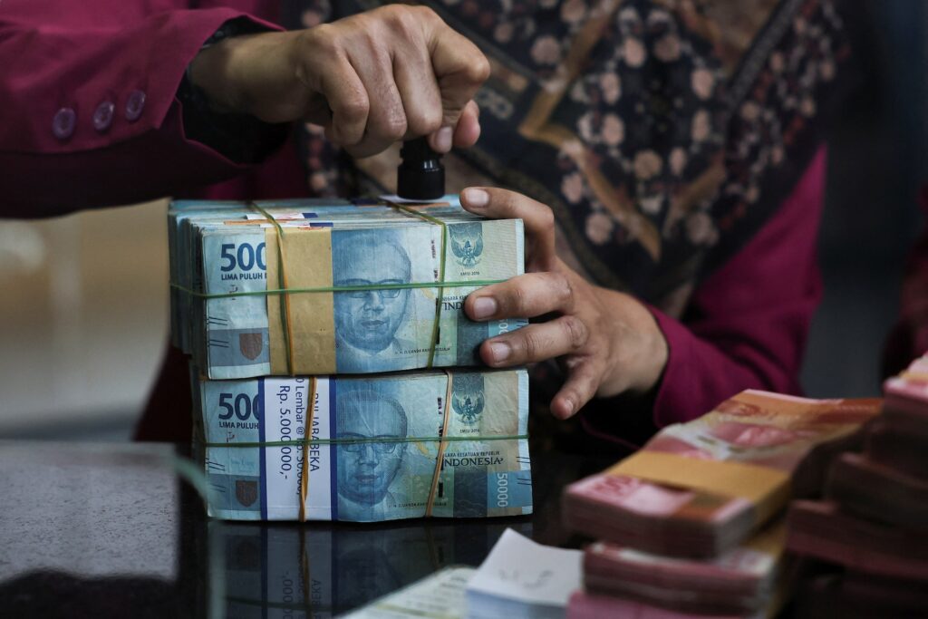 Tekanan Asing Dan Rupiah Terus Membayangi IHSG, Bursa Makin Jauh Dari Rekor