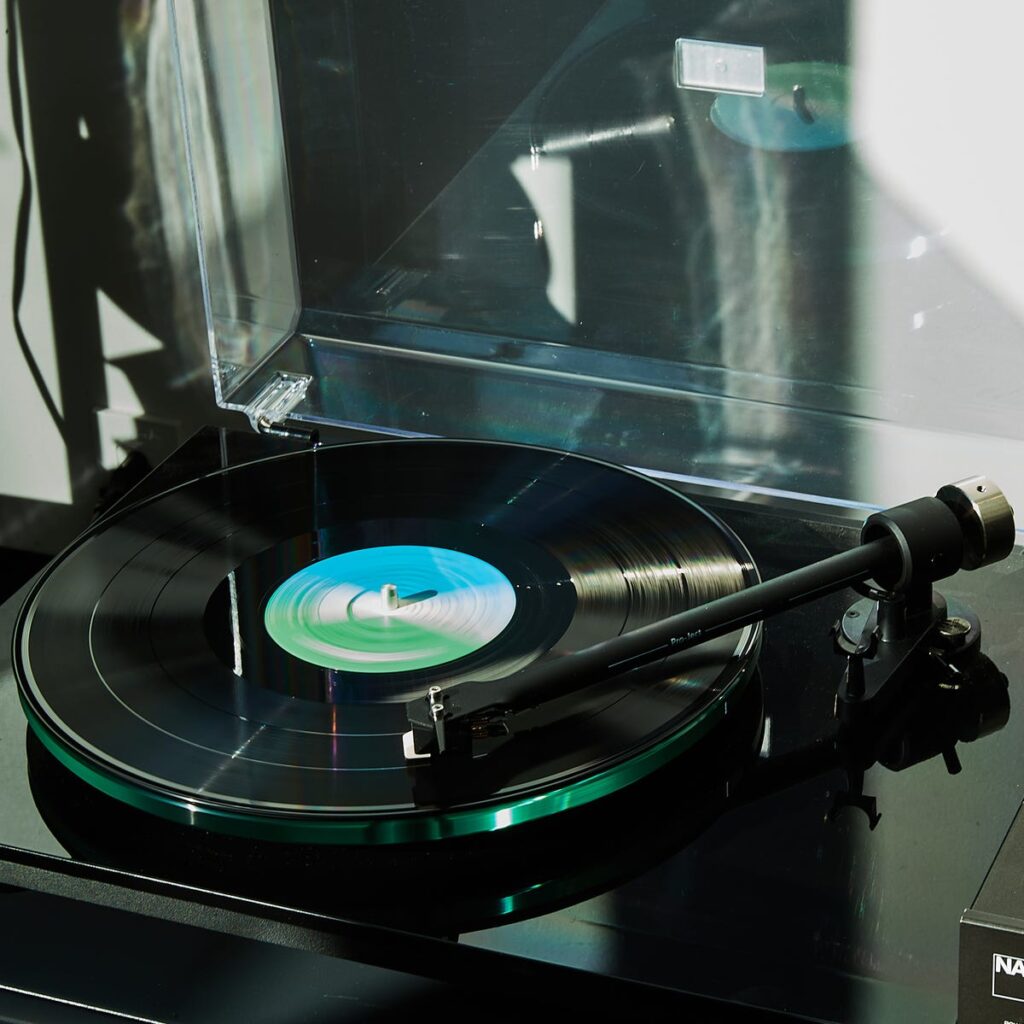 Vinyl Masih Dipilih Pria, Dari Suara Hangat Sampai Sampul yang Bernilai Koleksi