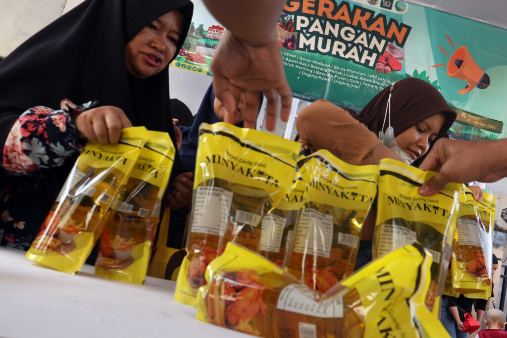 Buruh Di Monas Terima 350.000 Paket Sembako, Prabowo Turunkan Bulog Jaga Daya Beli