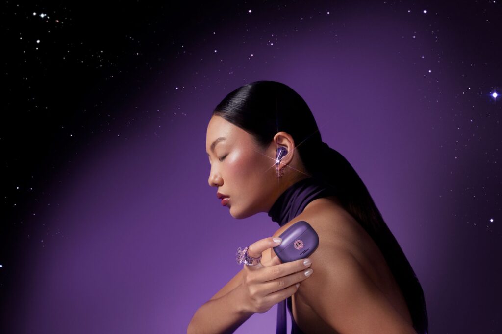 Ponsel Kristal Motorola Ini Tahan Debu Dan Air, Tetap Mewah Dengan 20 Swarovski Violet Indigo