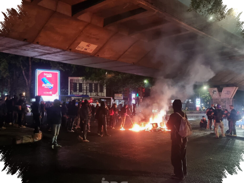 Pos Polisi Dibakar Di Cikapayang, Polda Jabar Telusuri Motif Kelompok Perusuh Berpakaian Hitam